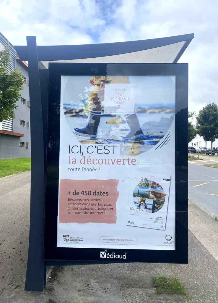 Affiche abri bus pour l'office de tourisme de la Côte de Granit Rose